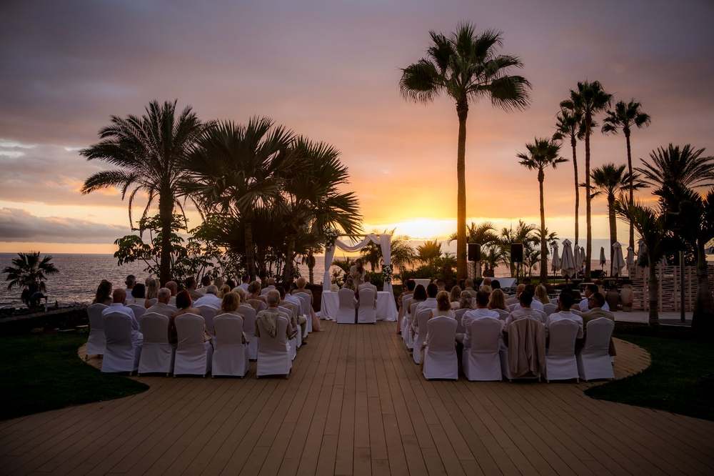 Ceremonie op Tenerife bij zonsondergang