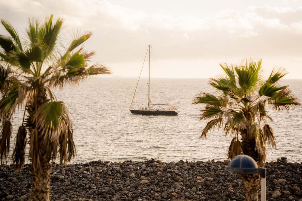 Zeilboot bij zonsondergang voor de kust van Tenerife