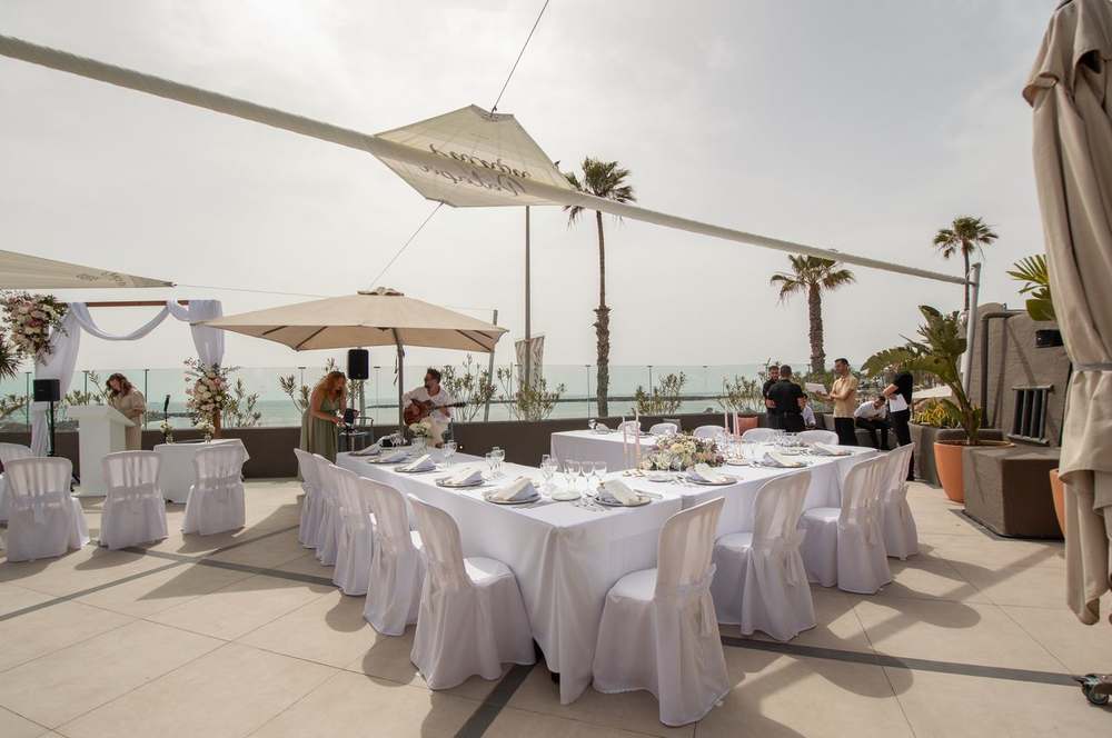 Ceremonieboog met bloemen en zeezicht op Tenerife