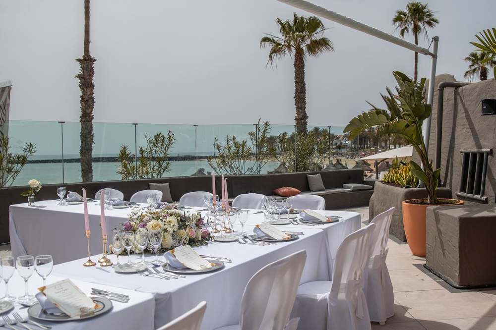Gedekte feesttafel met zeezicht bij een huwelijk op Tenerife