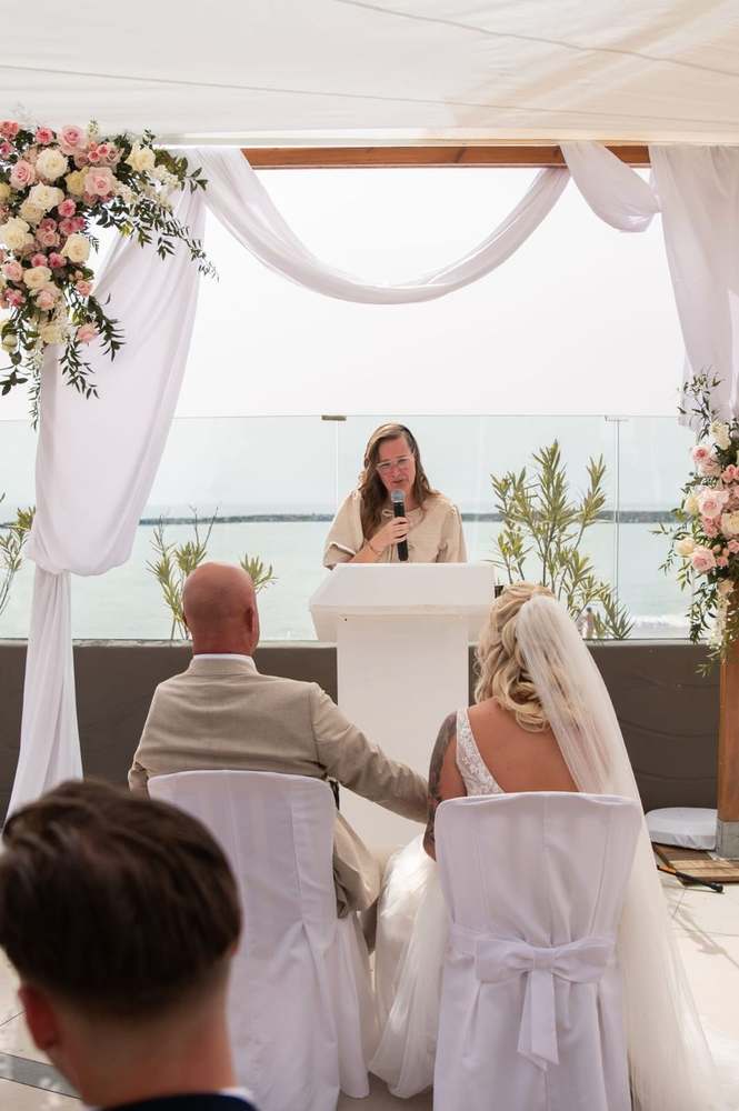 Lizette spreekt de ceremonie van Lisette en Edwin uit
