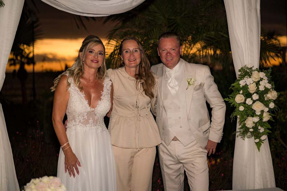 Lizette samen met een bruidspaar na de ceremonie