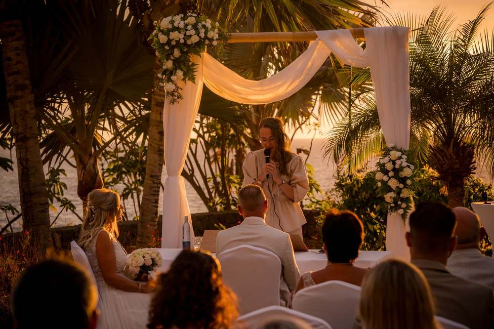 Lizette spreekt de ceremonie van Terry en Anne uit bij zonsondergang