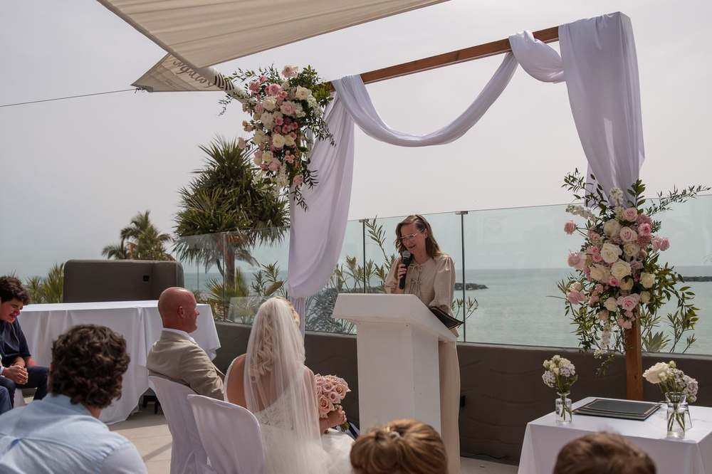 Emotioneel moment tussen bruid en bruidegom tijdens de ceremonie